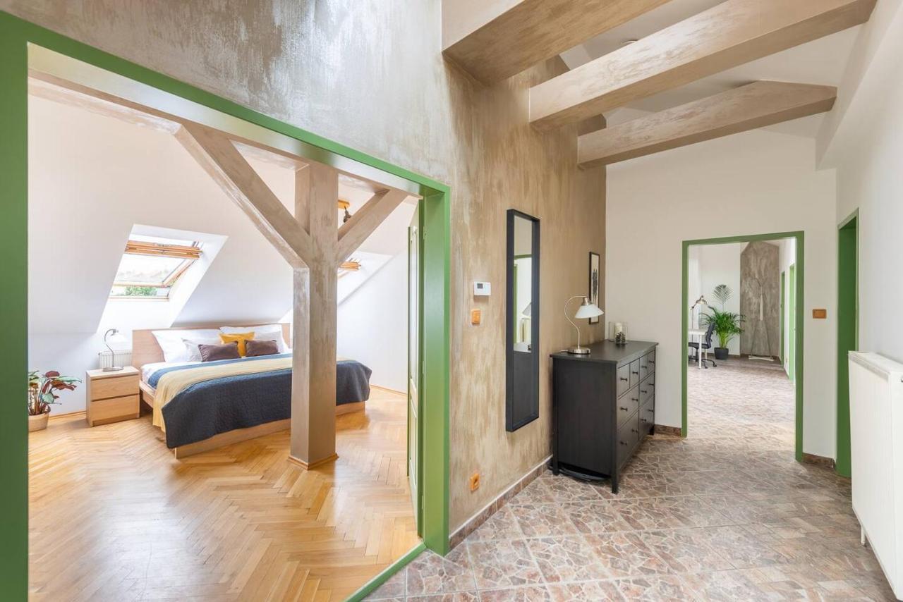 Huge 5 Bedrooms Near Castle Praga